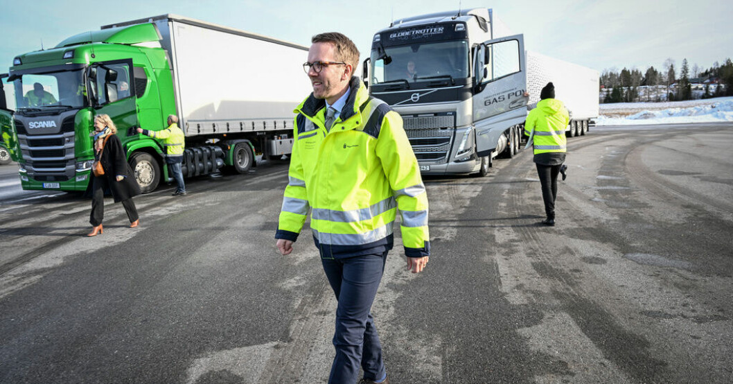 Infrastrukturminister Andreas Carlsson svarar på kritiken mot den minskade reduktionsplikten. Arkivbild. Ministern om bränslekritiken: "Tydligt besked"