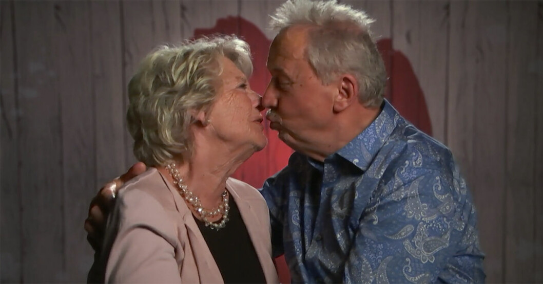 Inger Holmberg och Kjell i Första dejten. Inger Holmberg pussades med Kjell i SVT:s Första dejten 2019.