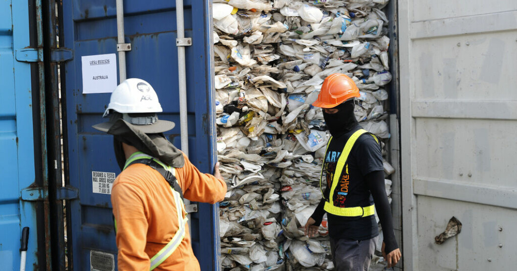 Insamlade plastsopor i en container i Klang, Malaysia. Arkivbild. Nu ska plastens stormakt förbjuda påsar
