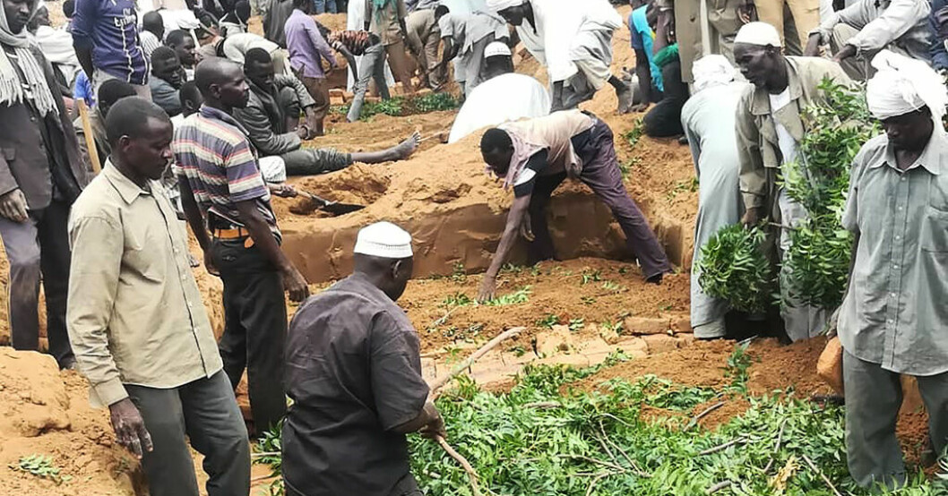 Invånare gräver gravar efter en tidigare sammandrabbning i Darfur i Sudan. Arkivbild. Sammandrabbningar i Darfur kräver dödsoffer