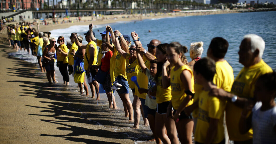 Invånare i Barcelona bildar en mänsklig kedja för att protestera mot turismen i staden. Arkivbild Turistboom i Spanien het fråga i regionalval