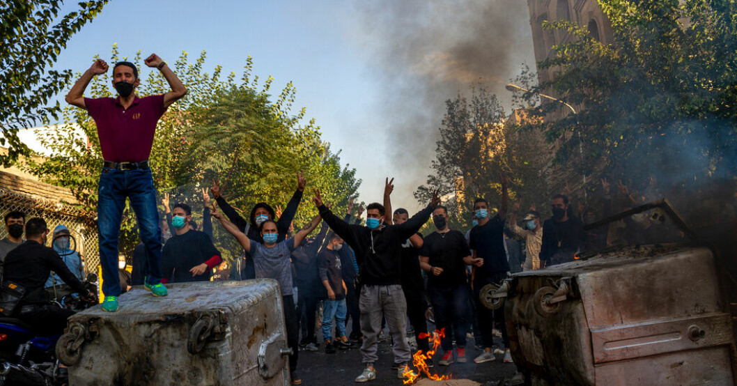 Iranier protesterar mot regimen i Teheran i oktober. På grund av regimens inskränkningar av internet finns få bilder från protesterna att tillgå. Uppblossade protester i Iran efter avrättningar
