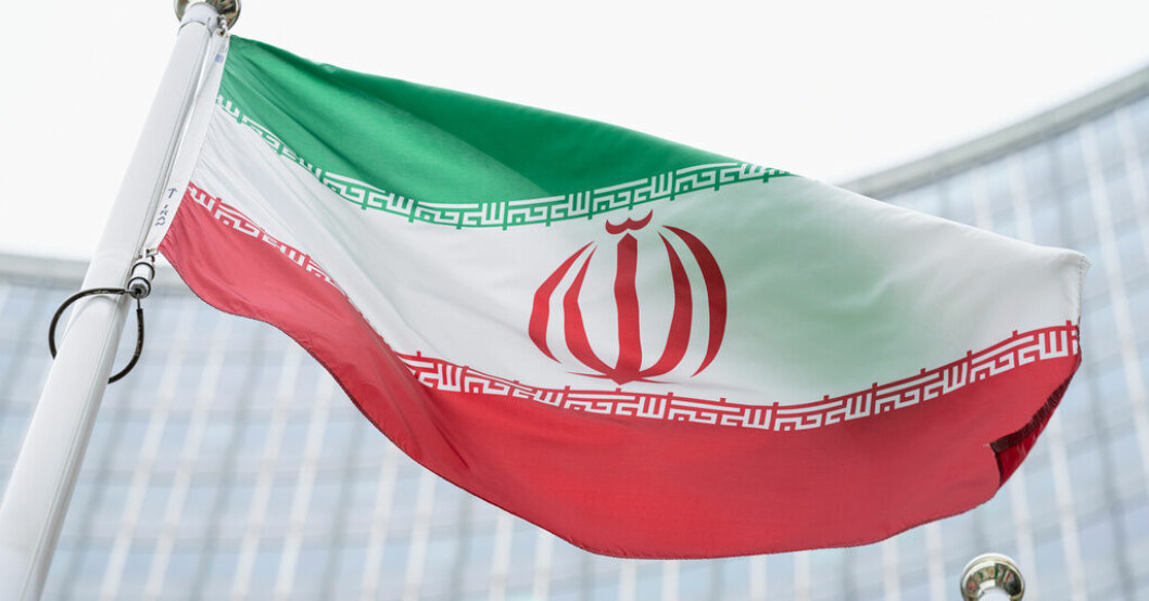 Irans flagga framför Internationella atomenergiorganets högkvarter i Wien, Österrike. Arkivbild. Rapport: Iran anrikar uran nära bombnivåer