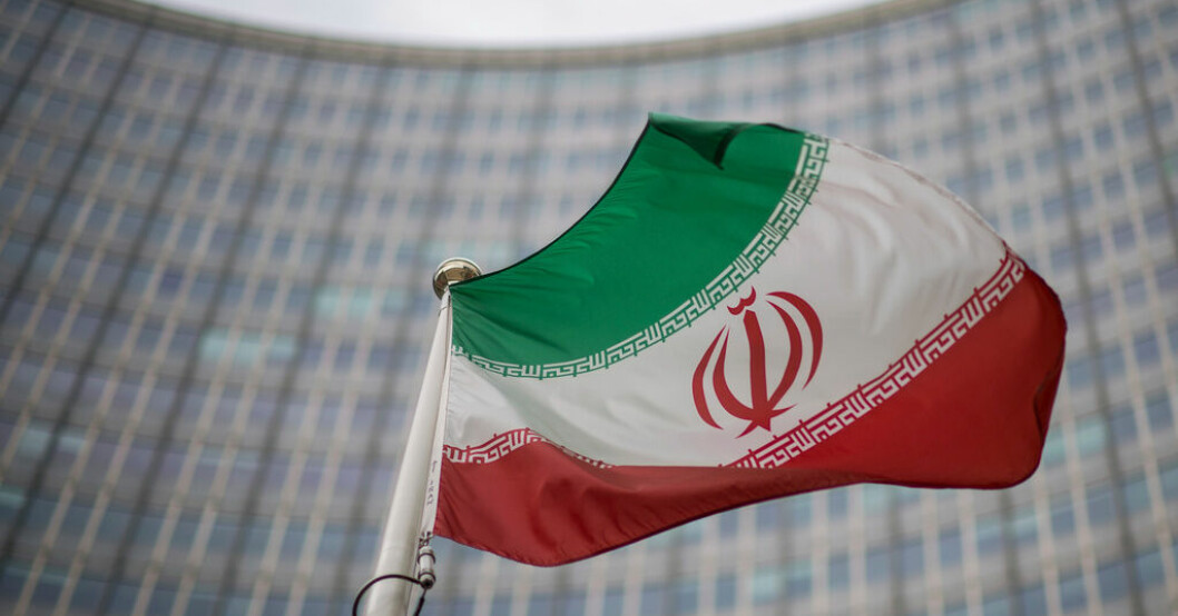 Irans flagga vajarframför Internationella atomenergiorganets högkvarter i Wien. Arkivbild. IAEA stänger utredningar om uran i Iran