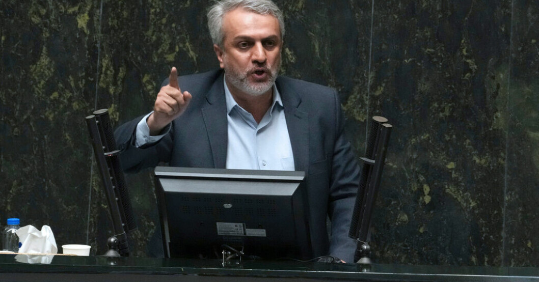 Irans industriminister Reza Fatemi Amin vid söndagens debatt. Minister röstas bort av Irans parlament