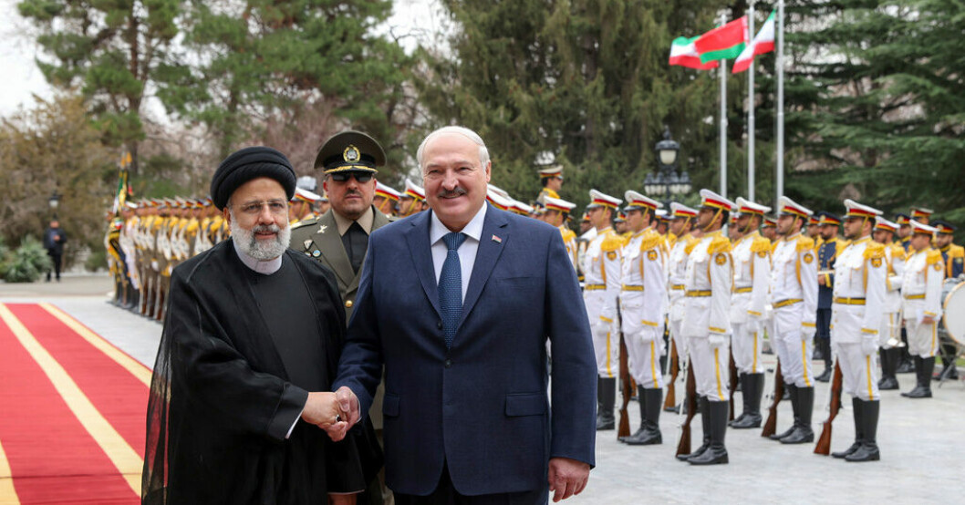 Irans president Ebrahim Raisi skakar hand med Belarus ledare Aleksandr Lukasjenko. Bilden har distribuerats av presidentkansliet i Teheran. Belarus och Iran knyter an