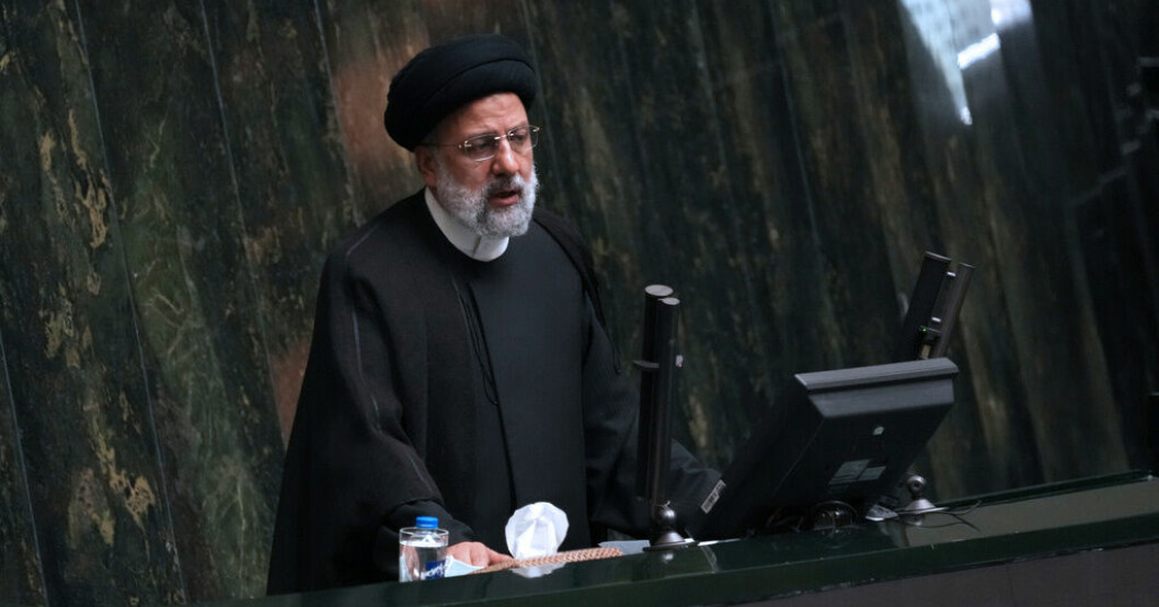 Irans president Ebrahim Raisi talar i parlamentet. Arkivbild. Missnöje med ändrade arbetstider i Iran