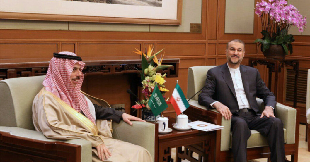 Irans utrikesminister Hossein Amirabdollahian, till höger, och hans saudiske motsvarighet prins Faisal bin Farhan Al Saud i Peking i torsdags. Saudisk delegation på besök i Iran