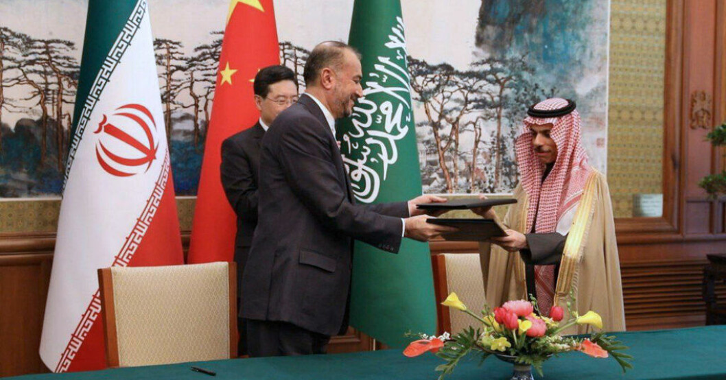 Irans utrikesminister Hossein Amirabdollahian, till vänster, mötte sin saudiske motsvarighet prins Faisal bin Farhan Al Saud i Peking i april. Iran återöppnar ambassad i Saudiarabien