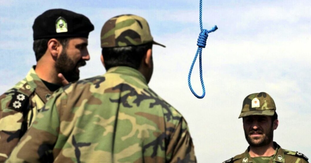 Iranska polismän står runt en snara där en man ska hängas. Arkivbild. Drogrelaterade avrättningar tredubblade i Iran