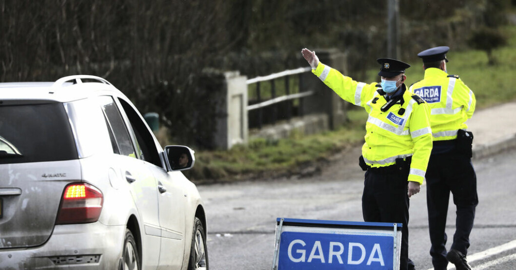 Irländska polisen, garda siochana, vid en vägkontroll i Ravensdale nära gränsen mot Nordirland. Nya brexitförslaget i fyra punkter
