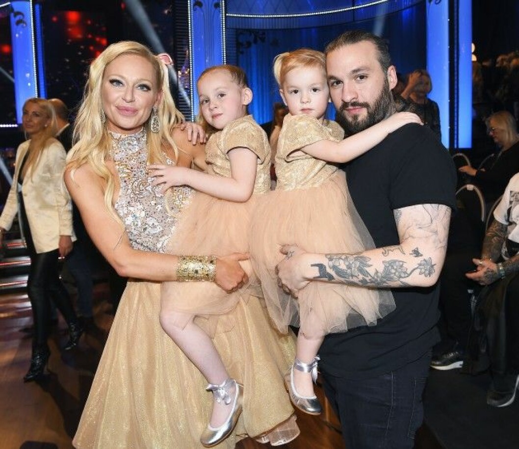 Isabel Adrian Angello med maken Steve Angello och parets två döttrar Monday-Lily och Winter-Rose.