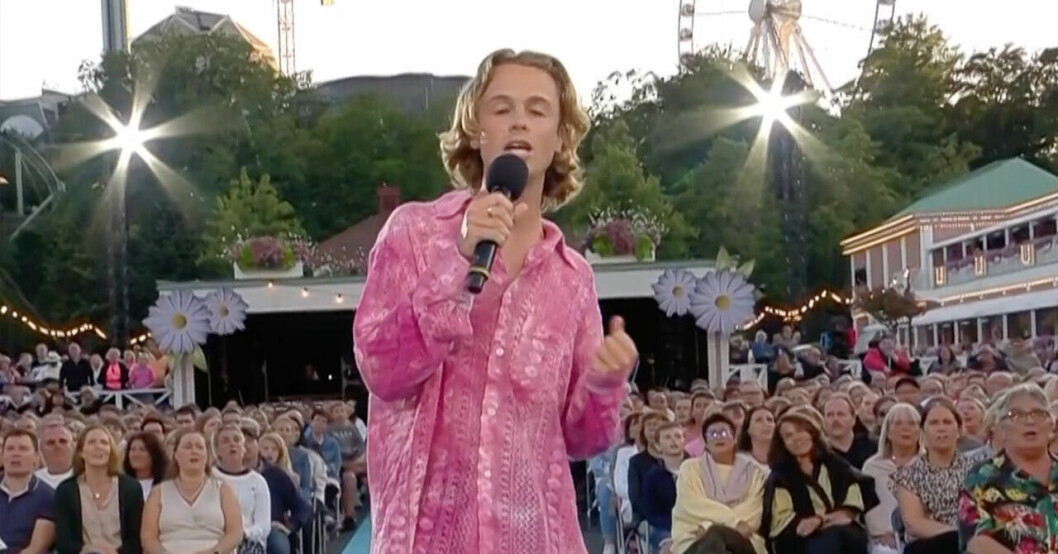 Isak Danielson bjöd även på allsång i Lotta på Liseberg. I år valde han, till publikens stora förtjusning, att framföra Ted Gärdestads Himlen är oskyldigt blå. Isak Danielson i Lotta på Liseberg