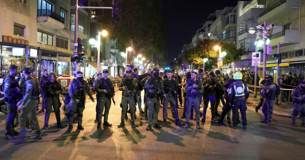 Israelisk polis blockerar den plats i Tel Aviv där tre personer besköts under torsdagen. Ett person är död efter skjutningen. Tre skadade efter skjutning i Tel Aviv