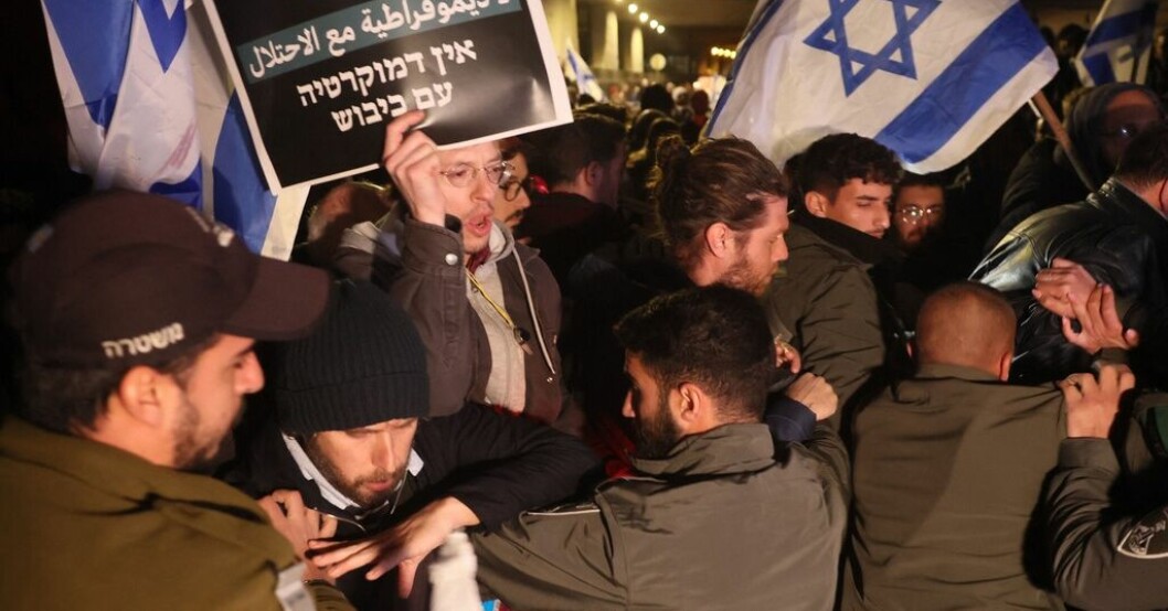 Israelisk polis blockerar vägen för demonstranter i centrala Tel Aviv under protester mot regeringen på lördagen. Tiotusentals i protester mot Israels regering