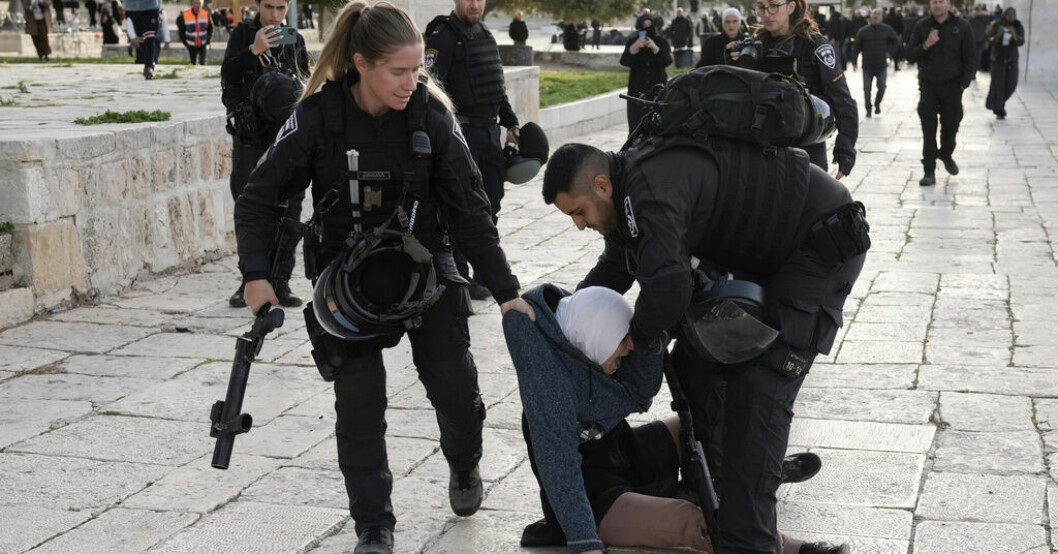 Israelisk polis griper en kvinna utanför al-Aqsa-moskén på onsdagsmorgonen. Krigsmuller efter våldsspiral runt al-Aqsa