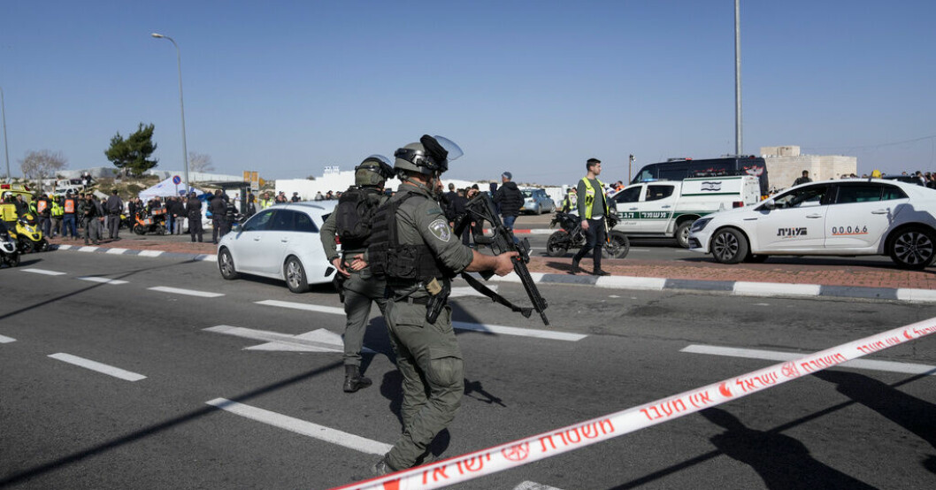 Israelisk polis spärrar av platsen i Ramot, Jerusalem, där en bil körde in i en busskur med människor. Bil in i folkmassa i Jerusalem – flera döda