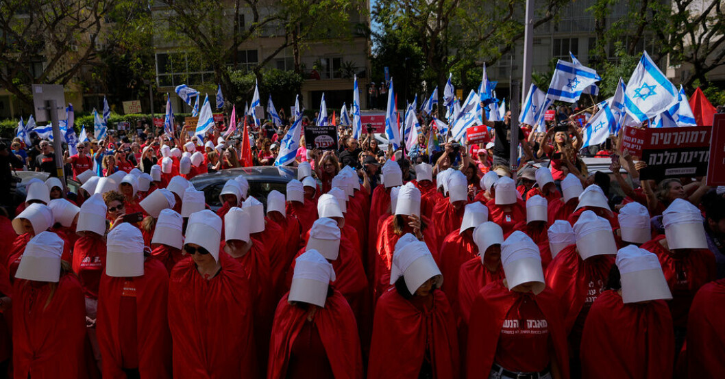 Israeliska aktivister klädda som karaktärerna i tv-serien "The handmaid's tale" protesterar i Tel Aviv på torsdagen. Nya protester mot omstritt lagförslag i Israel