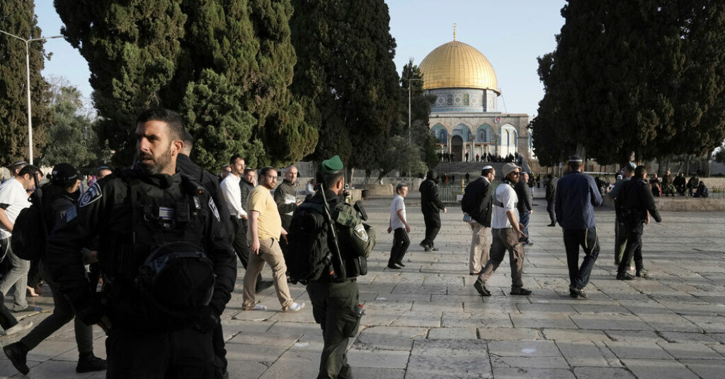 Israeliska poliser eskorterar judiska besökare vid al-Aqsa-moskén efter nattliga drabbningar där muslimer som barrikaderat sig drevs bort med våld. Bilden togs i onsdags. Läget i Mellanöstern det värsta på många år