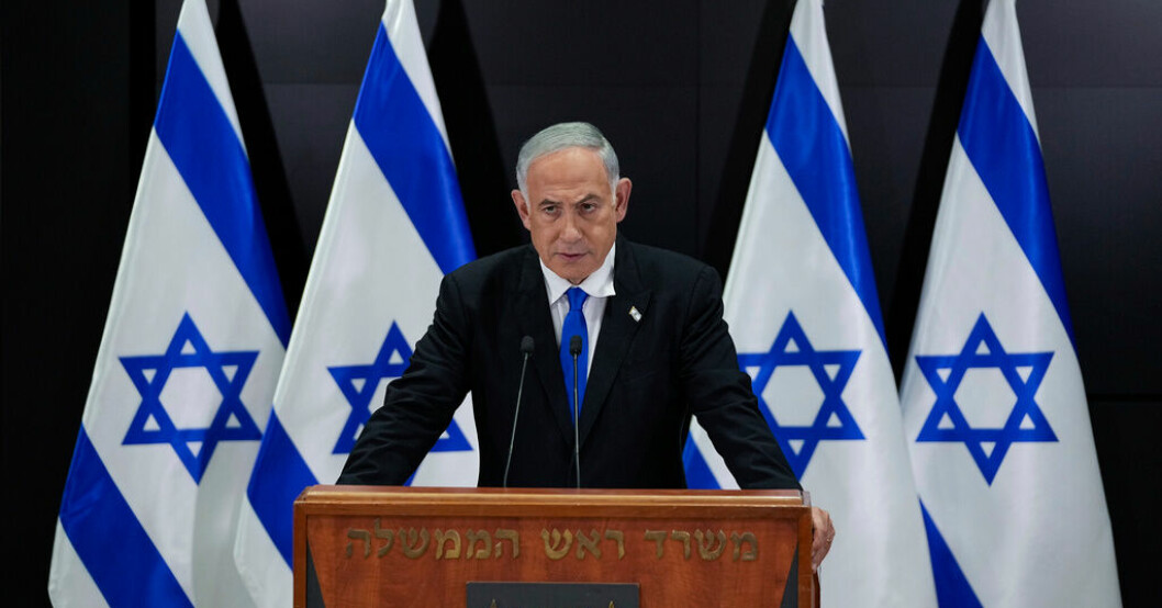 Israels premiärminister Benjamin Netanyahu på en presskonferens på måndagskvällen. Netanyahu skärper tonen och backar om minister