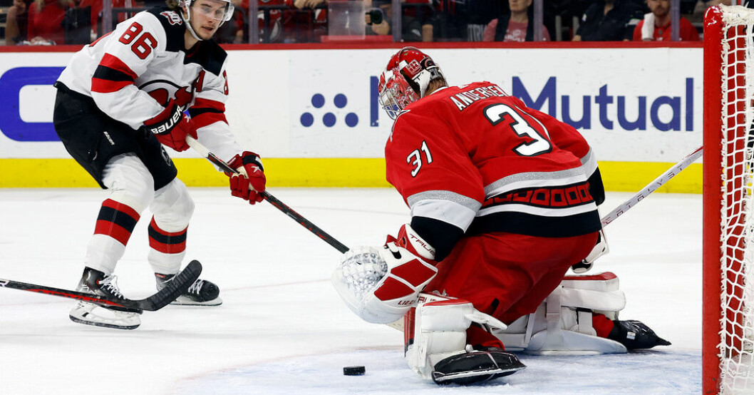Jack Hughes och hans lagkamrater i New Jersey hade svårt att forcera Carolinas målvakt Frederik Andersen. Carolina körde över New Jersey igen