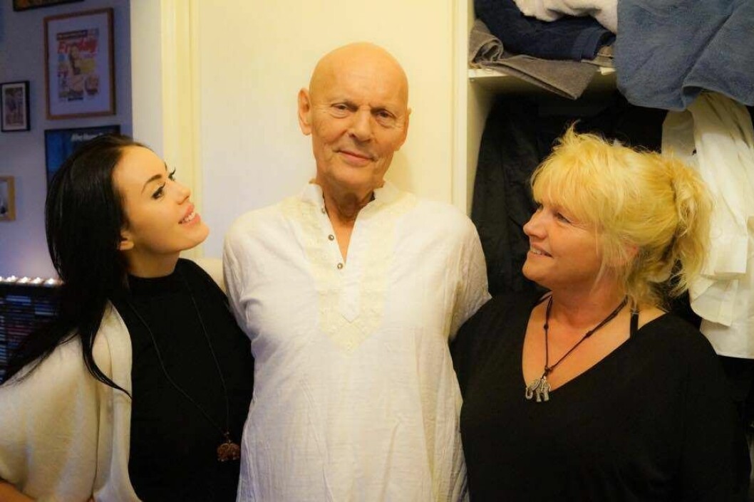 Jackie Ferm med pappa Lars och nya hustrun Lena Carlander. Bilden tog jag när vi alla träffades sista gången för en dryg månad sedan. Foto: Privat Jackie Ferm med pappa Lars Ferm och nya hustrun Lena Carlander. Foto: Privat