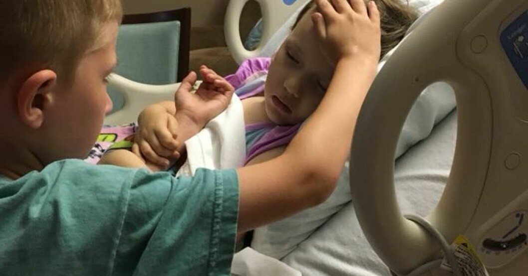 Jackson klappar sin lillasyster Adalynn på pannan en sista gång. Dagen efter bilden togs dog hon i cancer. Jackson och Adalynn