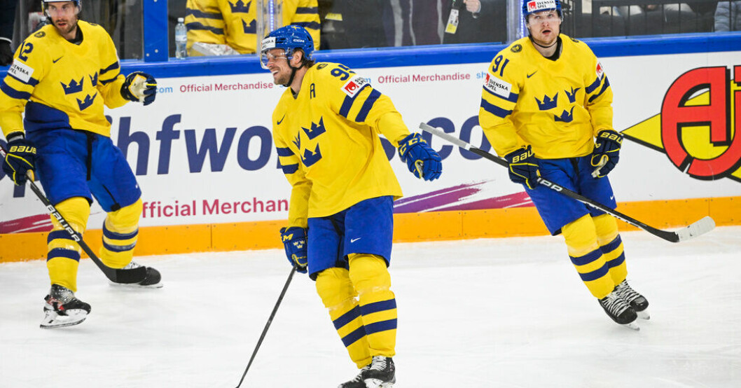 Jacob de la Rose firar efter att ha gjort sitt första av två mål i storsegern över Ungern. Sverige fjärde raka seger efter kross