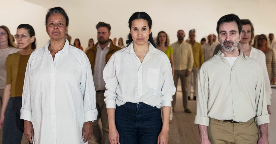 Jacqueline Miura, Sanna Gibbs och Miguel Cortes med Petri Sångare, i "Glömskans arkiv". Pressbild. Körverk pekar ut det rasistiska våldet