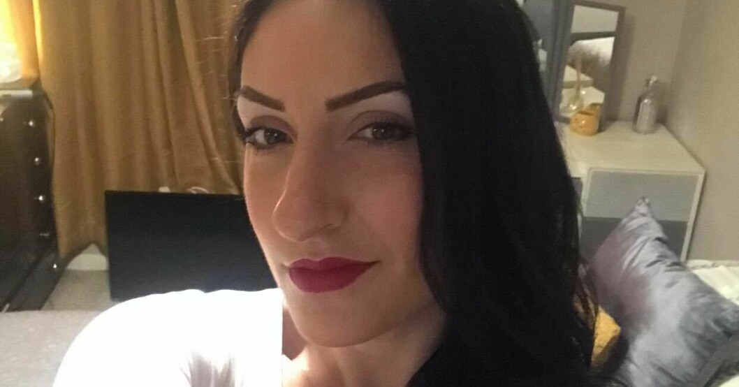 Mamman Jade Horton bröt båda benen när hon hoppade från övervåningen för att rädda sig själv från lågorna. Jade Horton