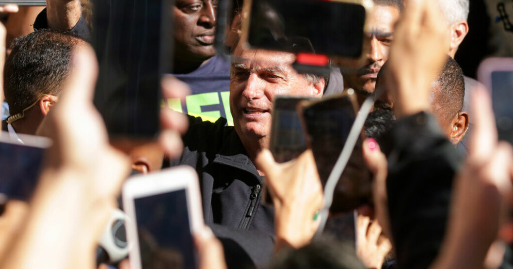 Jair Bolsonaro vinkar till sina anhängare vid återkomsten från USA i förra veckan. Utredning om Bolsonaros mystiska diamanter