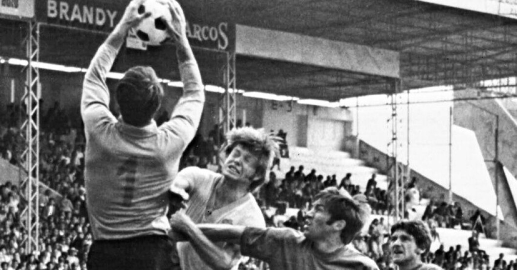 Jan Olsson, tvåa från vänster, i en luftduell med Italiens målvakt Enrico Albertosi i båda lagens VM-premiärmatch i Toluca under fotbolls-VM i Mexiko 1970. Arkivbild. Guldbollenvinnaren "Janne" Olsson död