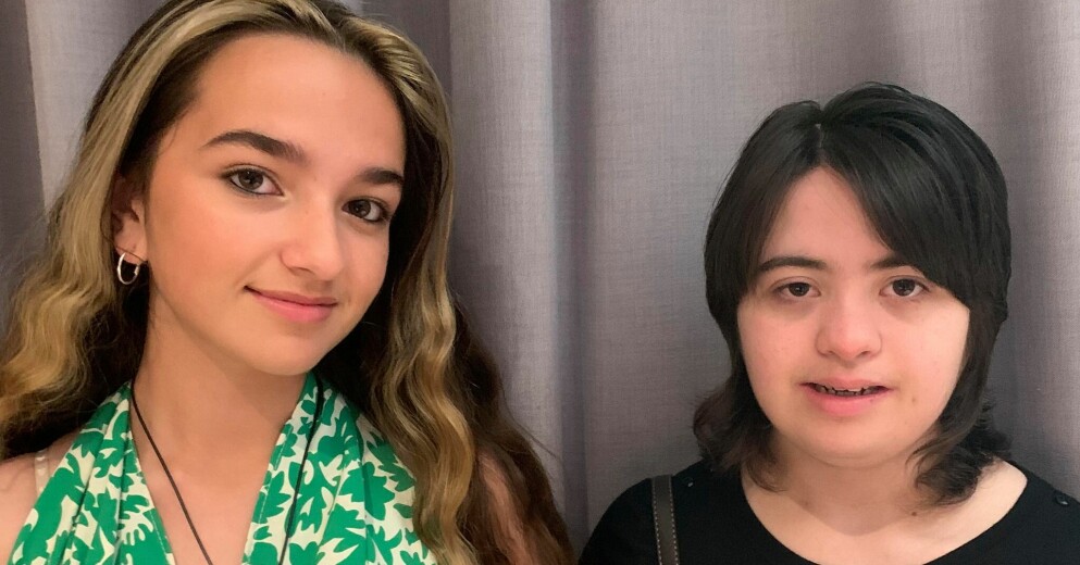 Syskonen Melissa och Kirsty Harrower. Nyligen dansade de tillsammans i pjäsen ”Skönheten och odjuret”. Melissa och Kirsty Harrower