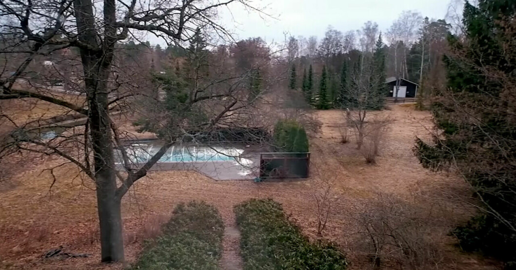 Den stora tomten med en pool.