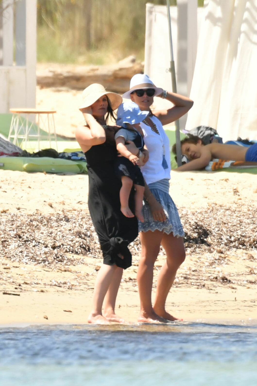 Prinsessan Sofia och madeleine på stranden i Saint Tropez. Prinsessan Sofia och madeleine på stranden i Saint Tropez.