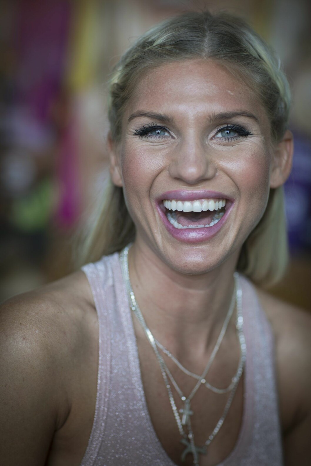 Så här ser Jennifer ut idag med fillers i läpparna. Jennifer Karlsson i paradise hotel skrattar