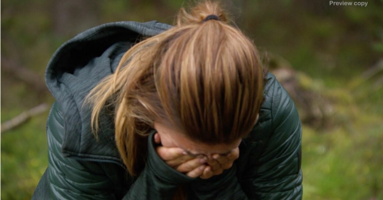 Jennifer brast ut i gråt. Jennifer Schill i tårar