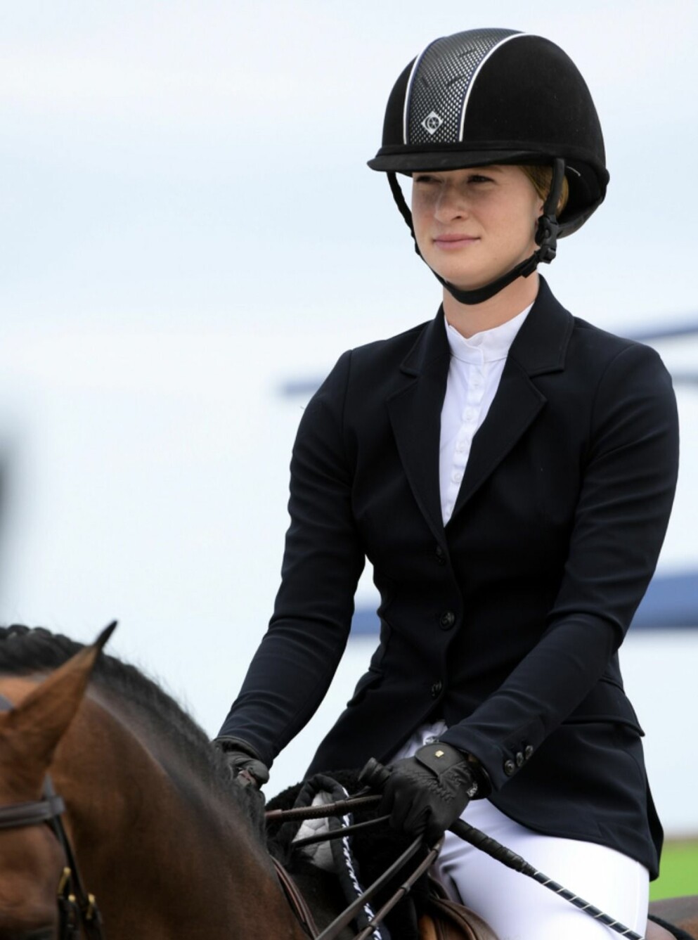 Jennifer Gates. jennifer Gates med ridhjälm och på en häst