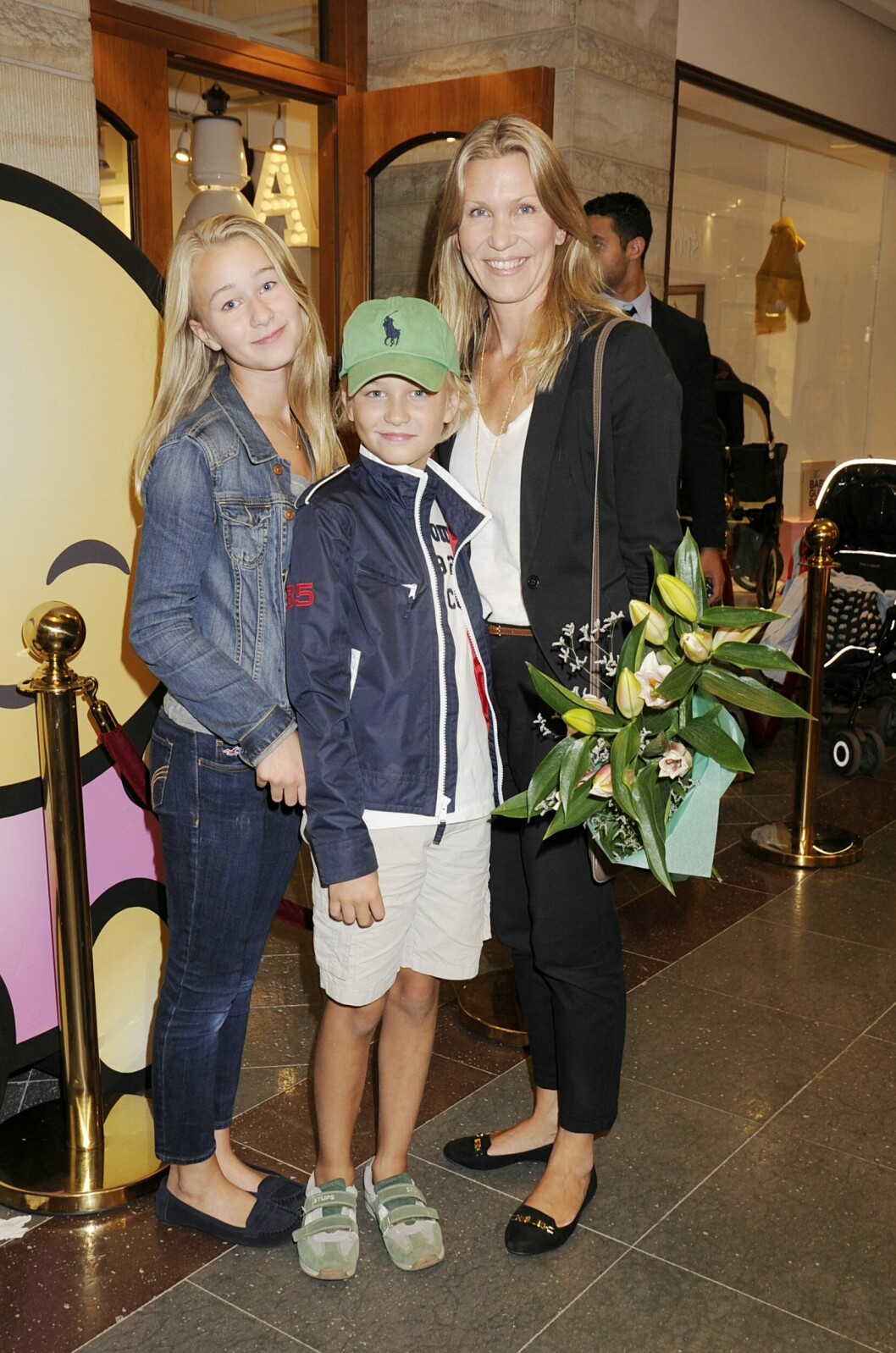 Jenny Alversjö med barnen Oliva och Leo på invigning i Sturegallerian, Stockholm år 2013. Jenny Alversjö med barnen Oliva och Leo på invigning i Sturegallerian, Stockholm år 2013.