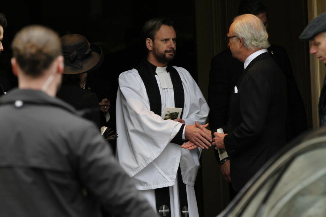 Kung Carl Gustaf tackar hovpredikanten Hans Rhodin för den fina ceremonin. 