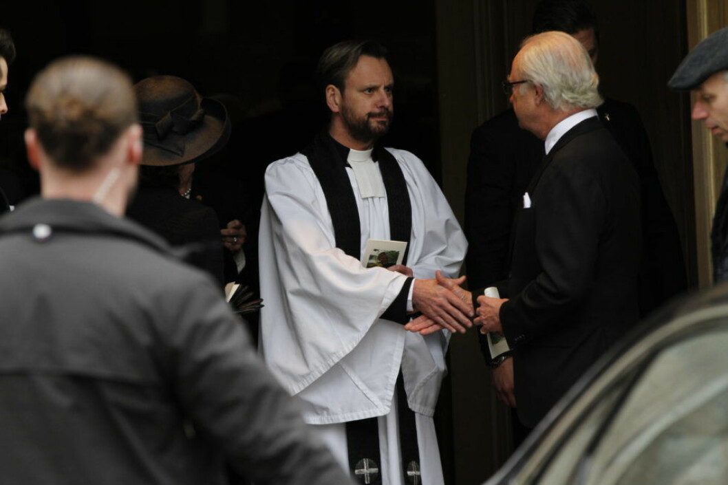 Kung Carl Gustaf tackar hovpredikanten Hans Rhodin för den fina ceremonin. Kung Carl Gustaf tackar hovpredikanten Hans Rhodin för den fina ceremonin.