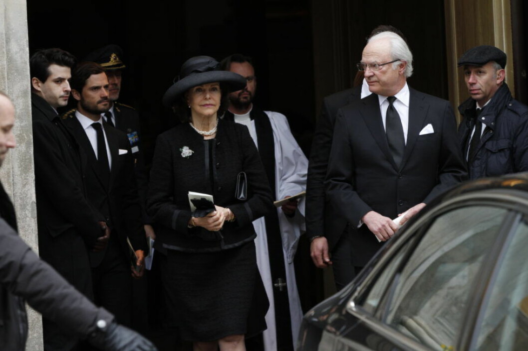 Kung Carl Gustaf, drottning Silvia och prins Carl Philip lämnar kyrkan efter begravningsceremonin. Kung Carl Gustaf, drottning Silvia och prins Carl Philip lämnar kyrkan efter begravningsceremonin.