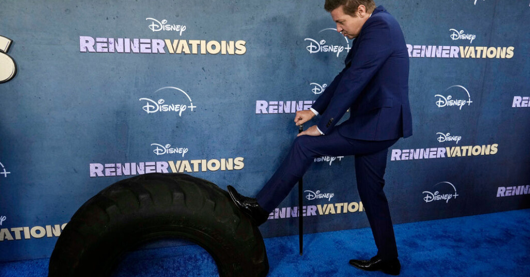 Jeremy Renner behövde pausa efter att ha poserat för fotograferna på premiärminglet. Jeremy Renner på premiär efter svåra olyckan