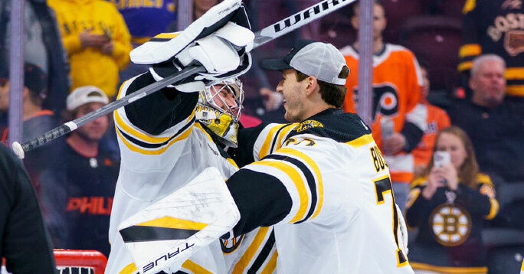 Jeremy Swayman firar segern med reservmålvakten Brandon Bussi, som kallats upp från farmarligan sedan Linus Ullmark skadat sig. Boston i ny seger – flest i NHL:s historia
