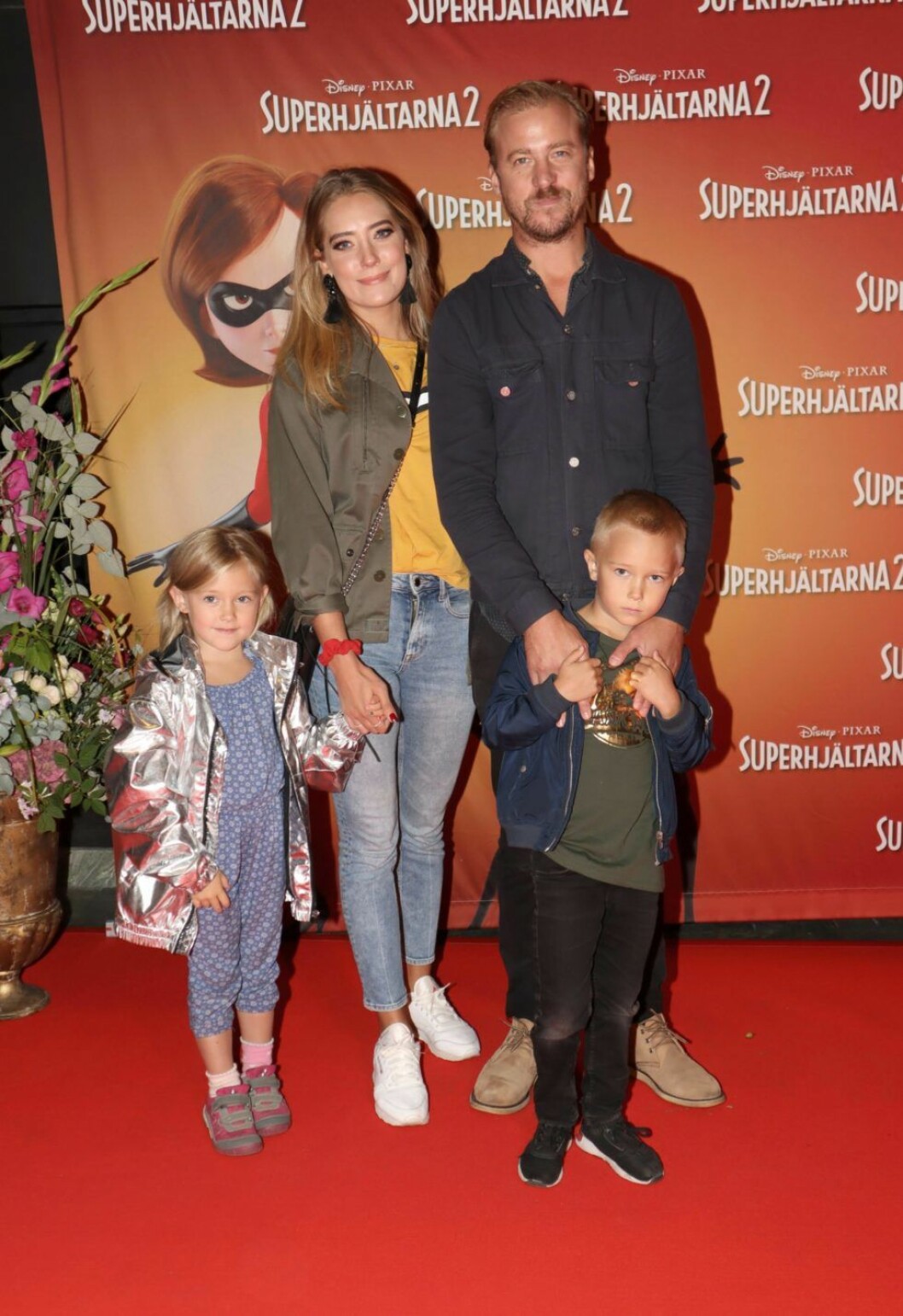 Erik ”Jerka” Johansson med flickvännen Lisa Sjösten och barnen Rolf och Lena på galapremiären av Superhjältarna 2. FOTO: TT Erik ”Jerka” Johansson med flickvännen Lisa Sjösten och barnen Rolf och Lena på galapremiären av Superhjältarna 2.