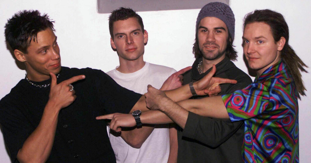 Jerker (vit t-shirt) med killpakten Robban Andersson, Klas Granström och Jesus Pettersson. <strong>Foto: TT.</strong> Jesus Petterson, Klas Granström, Jerker Dalman och Robban Andersson i Robinson 1999.