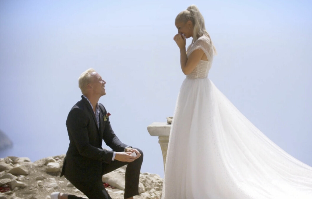 Här friar Jesper Guldbrandsen till Julia Franzén efter att han blivit tilldelad den sista rosen. Julia svarar ja till Jespers frieri. Här friar Jesper Guldbrandsen till Julia Franzén efter att han blivit tilldelad den sista rosen. Julia svarar ja till Jespers frieri.