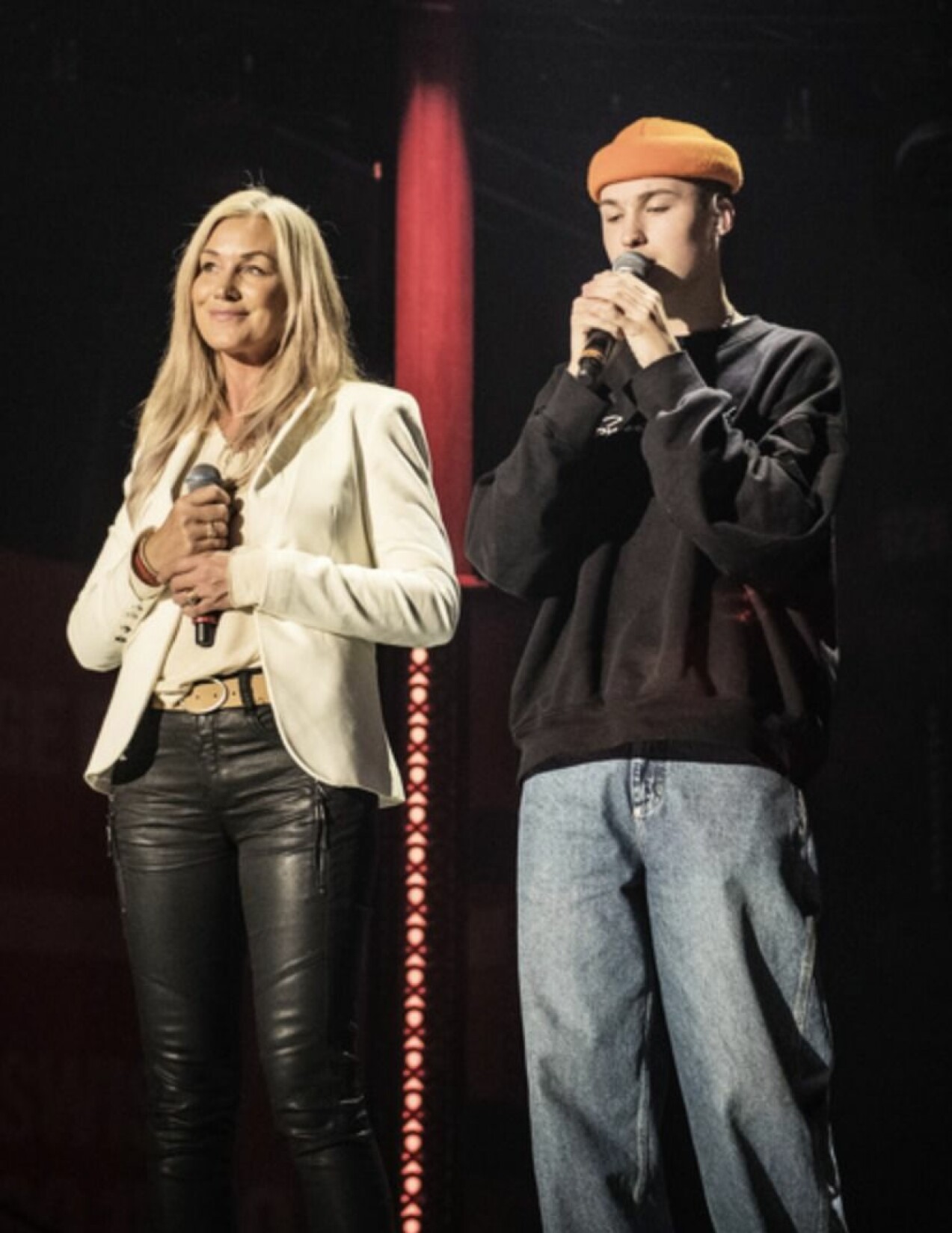 Jessica Andersson med sonen Liam Erixon på scen. Jessica Andersson på scen tillsammans med sonen Liam Erixon