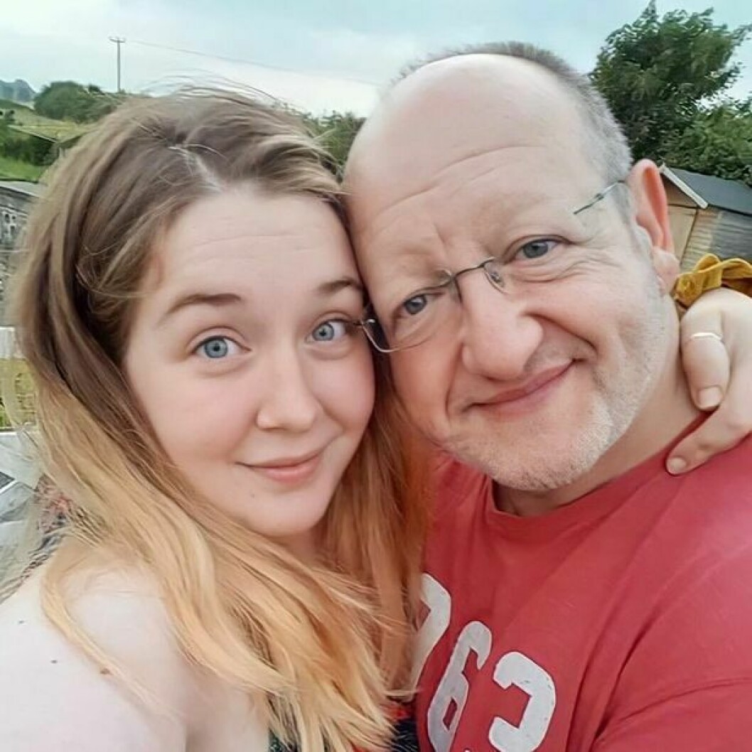 Jessica, 26, och Dermot, 58, träffades på deras gemensamma arbetsplats. Till en början var det vänskaplig relation – som sakteliga växte till något mer.