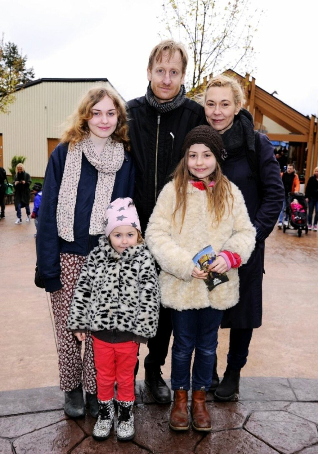 FOTO: Cecilia Liljeton/TT Gustaf Hammarsten och Jessica Liedberg med barnen Edit, Märta och Ella